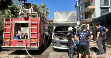 Antalya’da park halindeki nakliye kamyonunda yangın