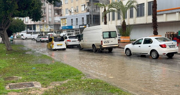 Antalya'da Rüzgar ve Sağanak Yağış Hayatı Olumsuz Etkiliyor