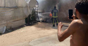 Antalya'da seraların arasında park halindeki otomobil yandı