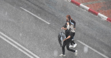 Antalya'da Şiddetli Sağanak ve Dolu Etkisini Gösteriyor