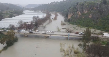 Antalya'da Şiddetli Yağış ve Rüzgar Yaşamı Olumsuz Etkiliyor