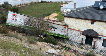 Antalya'da Tır Kazası: Sürücü Yaralandı
