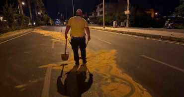 Antalya'da trafik polisi kaza sonrası yolu güvenli hale getirdi