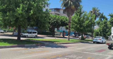Antalya'da yolun karşısına geçen yayaya otomobil çarptı