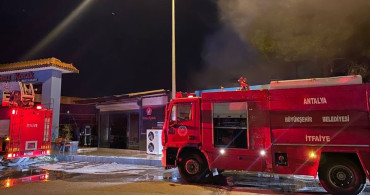 Antalya'da Zincir Market Yangını