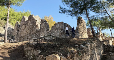 Antalya'daki Antik Kentte "Kıskanan Çatlasın" Mozaği Keşfedildi