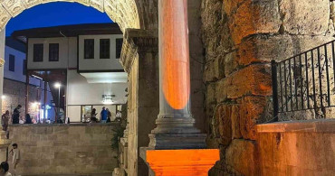 Antalya'nın tarihi kaleiçi kapıları özel aydınlatma ile ışıldıyor