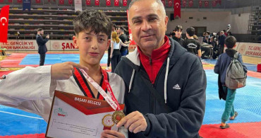 Arabanlı Sporcu Ahmet Öztürk, Taekwondo Şampiyonasında Zafer Kazandı