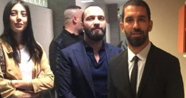 Arda Turan'la Davalık Olan Berkay Sahnede Yemin Etti
