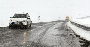 Ardahan ve Kars'ta Kar Yağışı Ulaşımı Olumsuz Etkiledi
