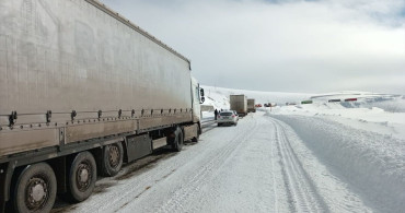 Ardahan'da Buzlanma Nedeniyle 11 Tır Kurtarıldı