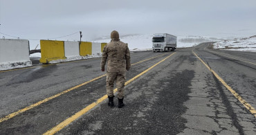Ardahan'da Gümrük Kapısı Yolu Kar Nedeniyle Kapatıldı