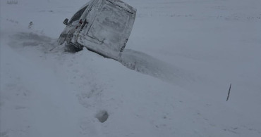 Ardahan'da Jandarma, Kara Saplanan Minibüsteki Yolcuları Kurtardı