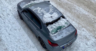 Ardahan'da Kar ve Buz Kütlesi Düşen Araç Hasar Gördü