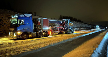 Ardahan'da Kar ve Buzlanma Nedeniyle Tırlar Yolda Kaldı