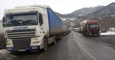 Ardahan'da Kritik Kara Yolu Tırlara Kapandı