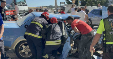 Ardı ardına şerit değiştiren sürücü kaza yaptı: 3 yaralı