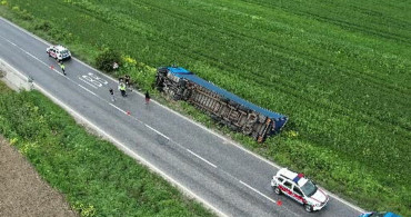 Arnavutköy'de Islak Mendil Yüklü Tır Devrildi