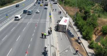 Arnavutköy'de market kamyonu devrildi: Olası facia önlendi