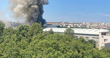 Arnavutköy’de sünger fabrikasında yangın