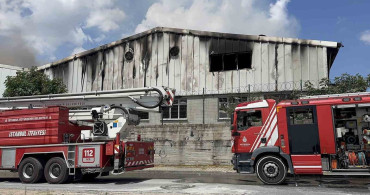 Arnavutköy’de sünger fabrikasındaki yangın 3 saatte kontrol altına alındı
