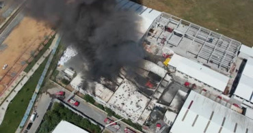 Arnavutköy'deki sünger fabrikasında yangın çıktı