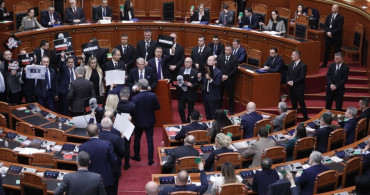 Arnavutluk Meclisinde Yolsuzluk Protestosu