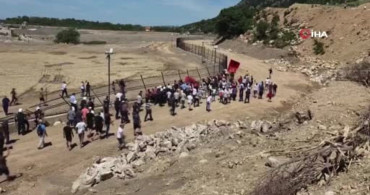 Arnavutluk'ta protestocular lüks inşaat projesinin çitlerini yıktı