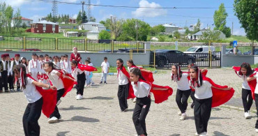 Arpaçay Atatürk ilkokulu'nda yıl sonu şenliği ve mezuniyet coşkusu