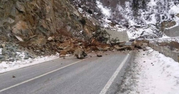 Artvin-Ardanuç-Şavşat kara yolunda heyelan meydana geldi: Yol çift taraflı ulaşıma kapandı