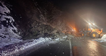 Artvin-Hopa Kara Yolu Heyelan Sonrası Ulaşıma Açıldı