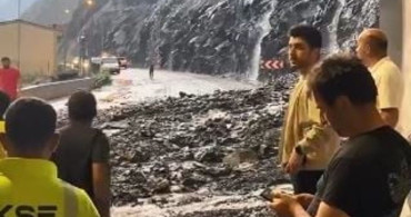 Artvin'de heyelan sırasında aracının sileceğini tamir eden sürücü büyük bir tehlike atlattı