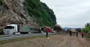 Artvin'de korkutan heyelan! Kayalar tırların üzerlerine devrildi: O anlar kameraya yansıdı