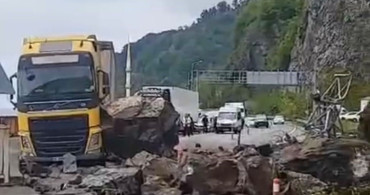 Artvin'de Sarp Sınır Kapısı Yolunda Heyelan