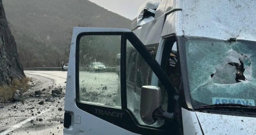 Artvin'de Seyir Halindeki Minibüse Kaya Parçaları Düştü