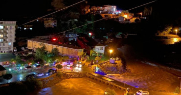 Artvin’de Şiddetli Yağış: Dere Taştı Köprüler Tıkandı