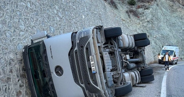 Artvin’de Tır Devrildi, Sürücü Yaralandı