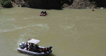 Artvin’in Şavşat Deresi’nde kaybolan baba ve oğlu için arama çalışmaları devam ediyor