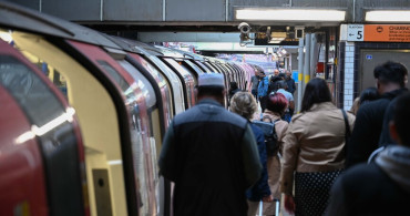 Aşırı sıcaklar Londra’yı vurdu: Metro seferlerinde büyük aksama