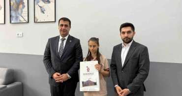 Asmin Akbaş, Bursluluk Sınavında 500 Puan Alarak Birinci Oldu