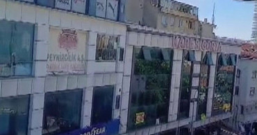 Ataşehir'de 3 katlı binanın çatı katında yangın