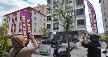 Ataşehir'de Bahar Bereketi: Yüzlerce Arı Şehir Merkezine Yuvalandı