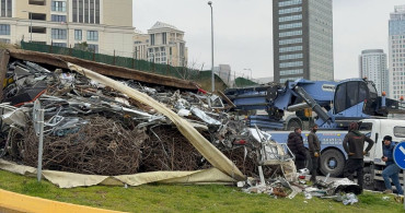 Ataşehir'de Devrilen Kamyon Trafiği Aksattı