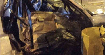 Ataşehir'de Feci Kaza: Otomobil Bariyerlere Saplandı