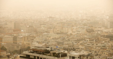 Atina'da Afrika Tozu ile Gökyüzü Sarıya Büründü