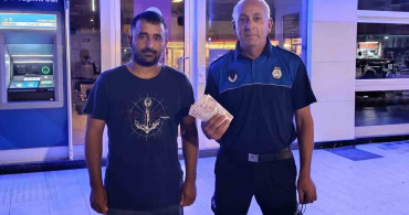 ATM'de unutulan parayı zabıtaya teslim etti