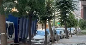 Avcılar'da yıkım hazırlığındaki binadan kontrolsüz atılan molozlar çevreyi tehdit ediyor