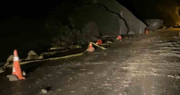 Ayancık’ta Heyelan Sebebiyle Köy Yolu Kapandı