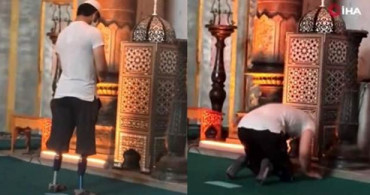 Ayasofya Camii'nde Protez Ayaklarıyla Namaza Durdu!