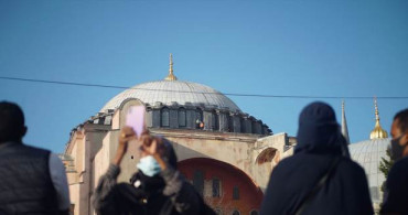 Ayasofya Önünde Bekleyen Vatandaşlar Kubbedeki Çalışmaları İzledi